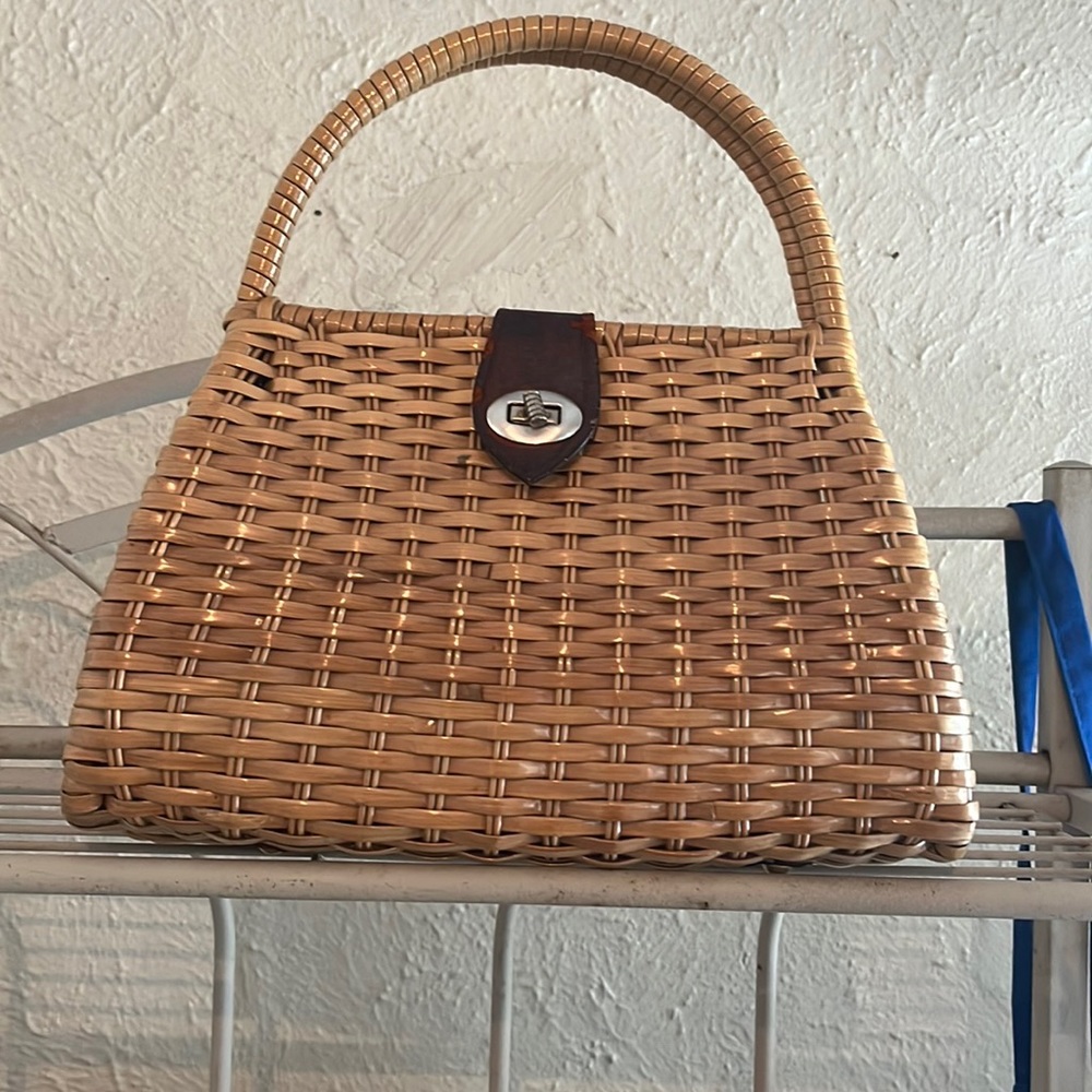 Cute vintage basket purse!